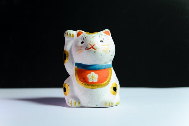 chat japonais en porcelaine
